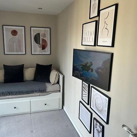 Cosy Bedroom In Luxury Apartment ลอนดอน ภายนอก รูปภาพ