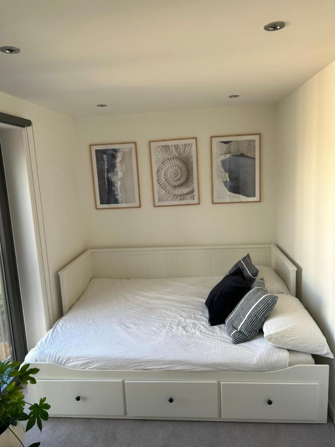 Cosy Bedroom In Luxury Apartment ลอนดอน ภายนอก รูปภาพ